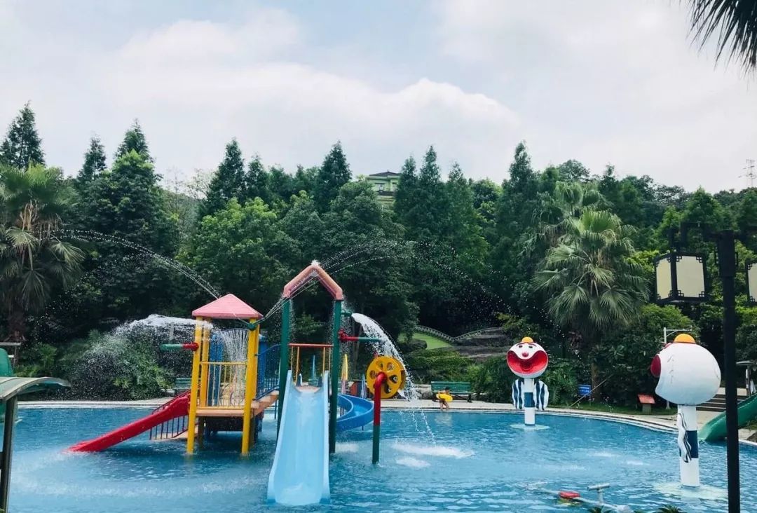 小南海温泉背靠中梁山山脉温泉泉水来自地层深处水温57℃,水质上乘泡