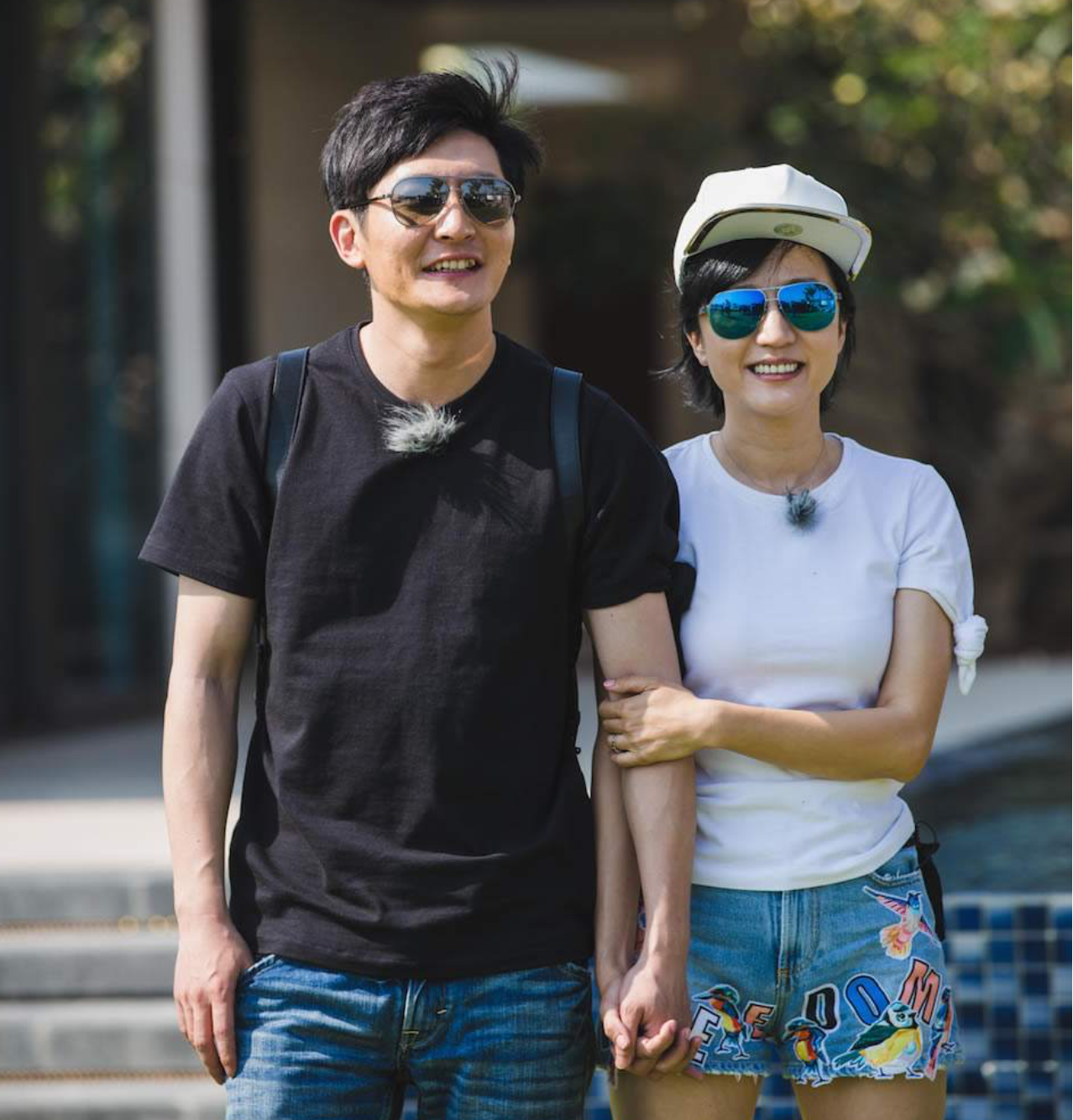 其实说到郭京飞和鲍莉领结婚证的原因,也是相当的奇葩,当时郭京飞和