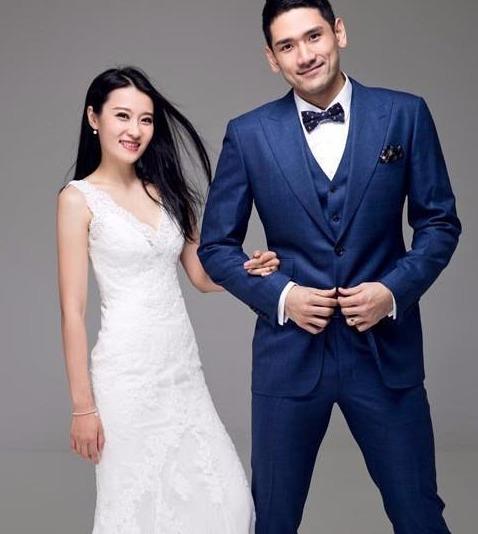 我们也祝福钟诚在今后的生活中事业顺利,家庭幸福!