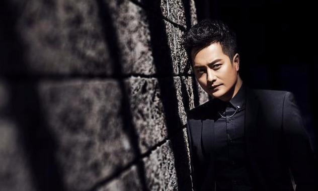 他有过15年的婚姻,成名之后抛妻弃子,如今娶小7岁的娇妻