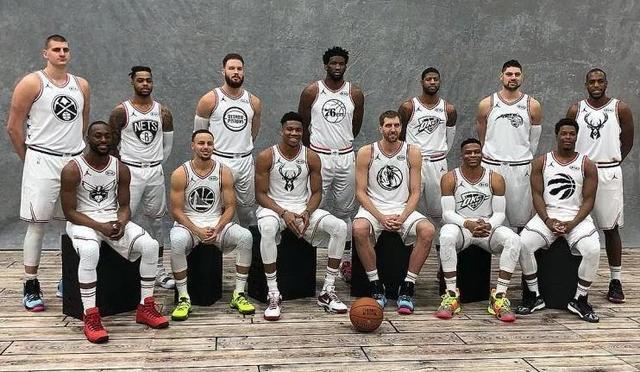 nba全明星大合照出炉,韦德和诺维茨基两位传奇,得到最高礼遇