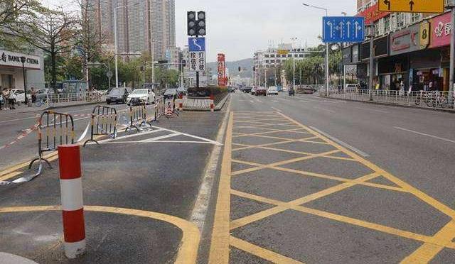 还有一点是,车主们会发现在"借道左转车道"前方通常会有黄色的网格线