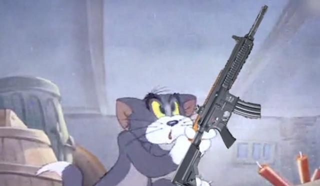 当吃鸡碰上猫和老鼠,汤姆虽然压不住枪,但是成功将杰瑞打下伞