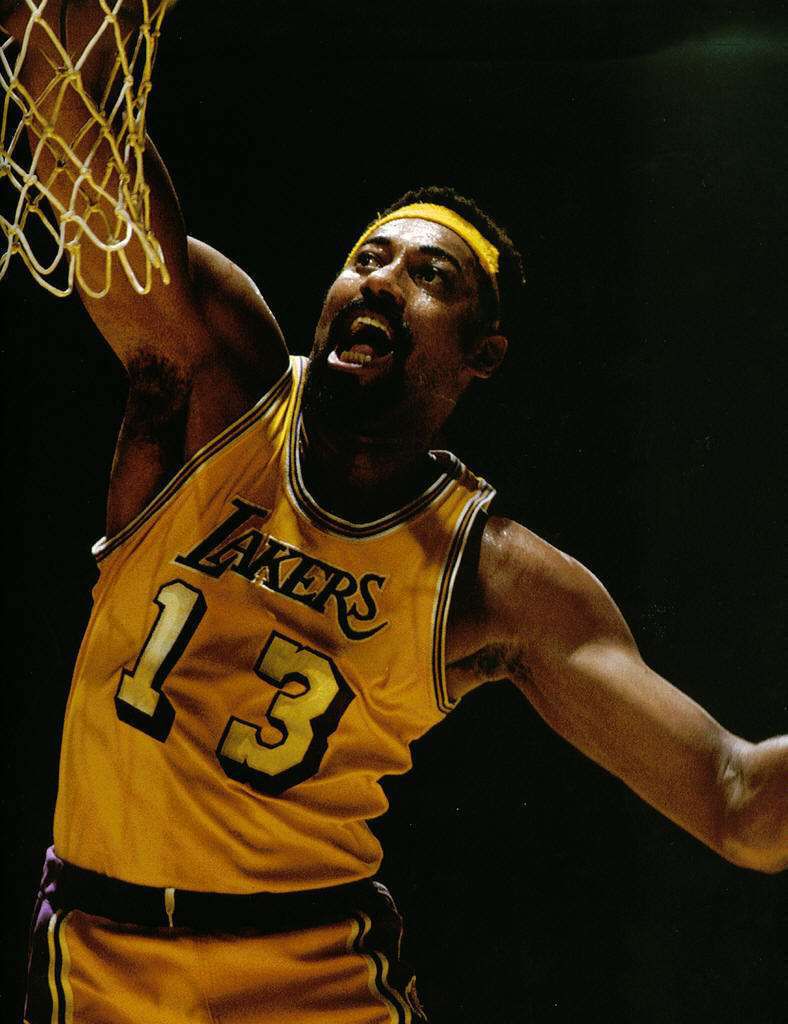 他天赋很高创造单场得100分的纪录退役后还拿到学士学位