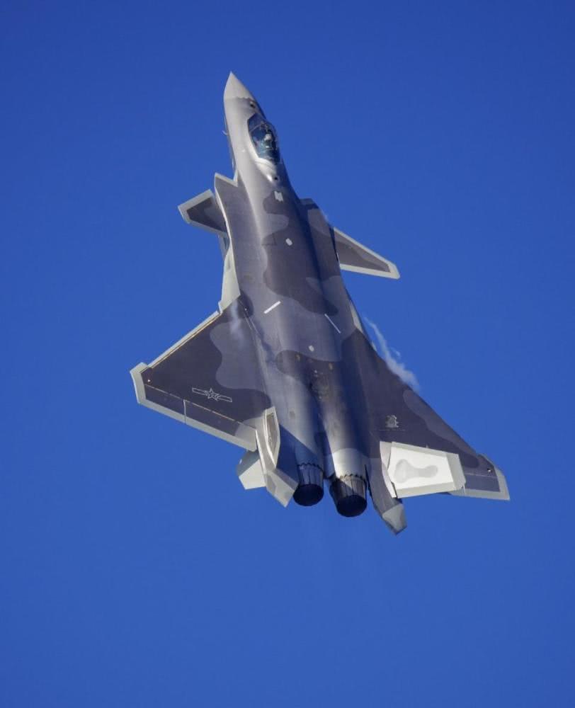 飞抵珠海航展的歼20涂有一神秘图案硬管加油能力真的实锤了