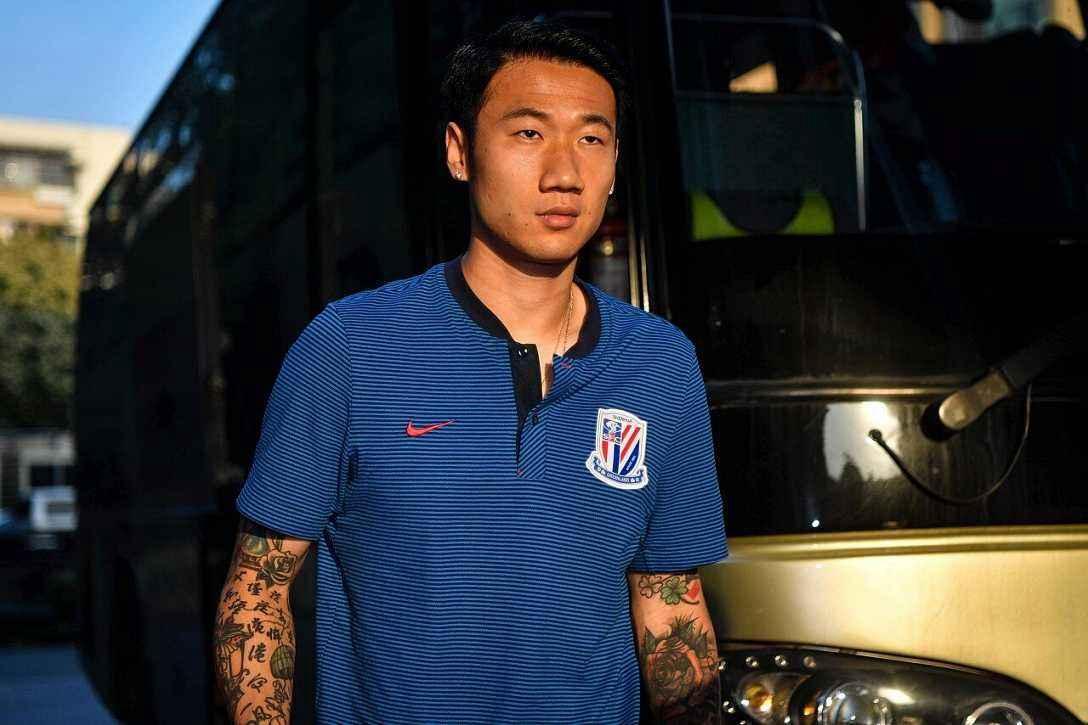 失去冠军后回归恒大希望渺茫! 从篮球改练足球, 31岁与娇妻幸福