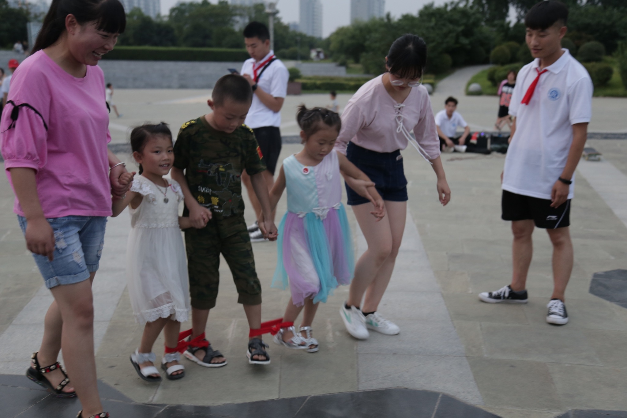 河南周口师范学院文学院开展"亲子互动"趣味游戏