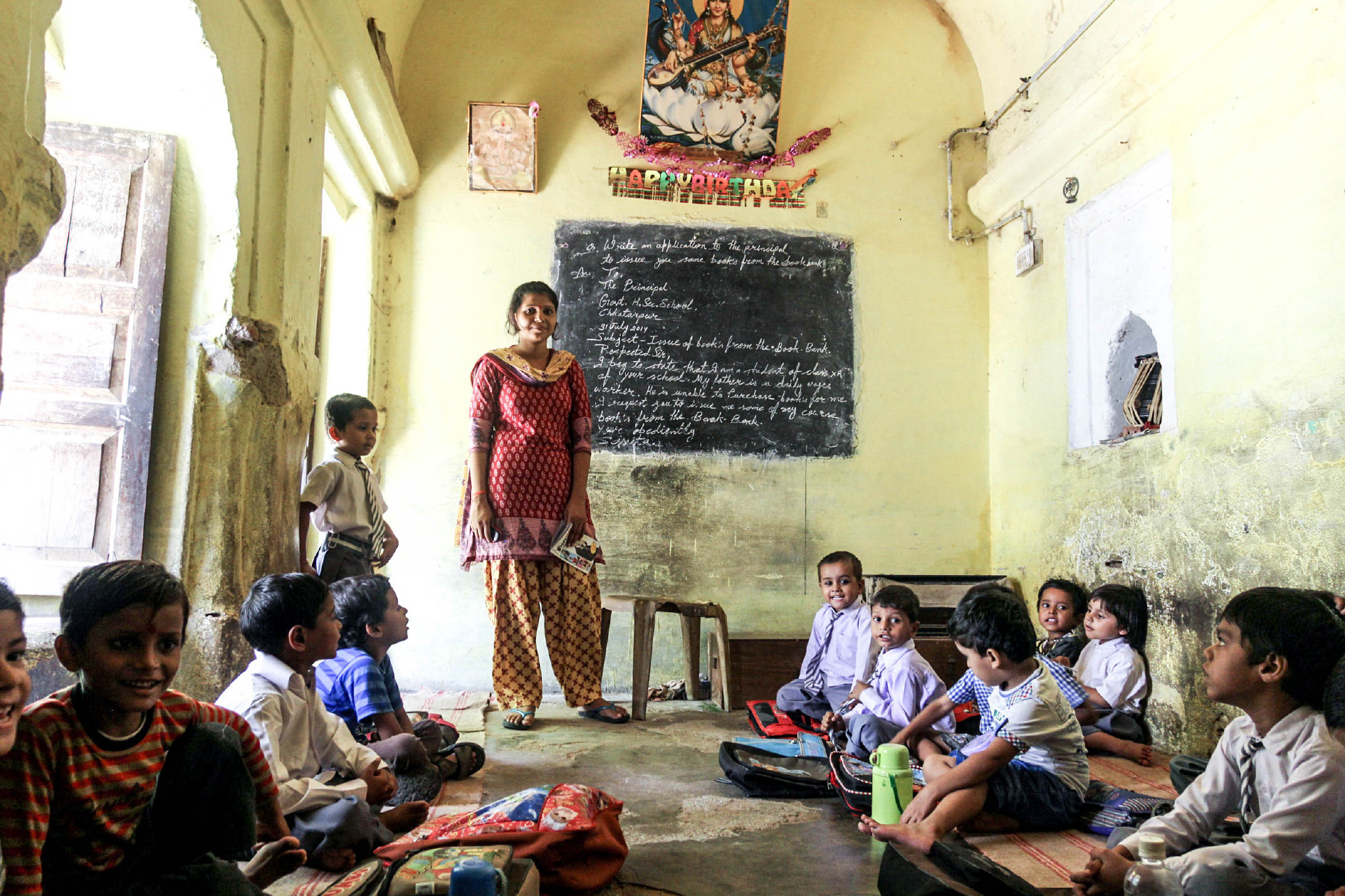 在印度旅行时看到有些小学连课桌都没有,孩子们席地而坐听课
