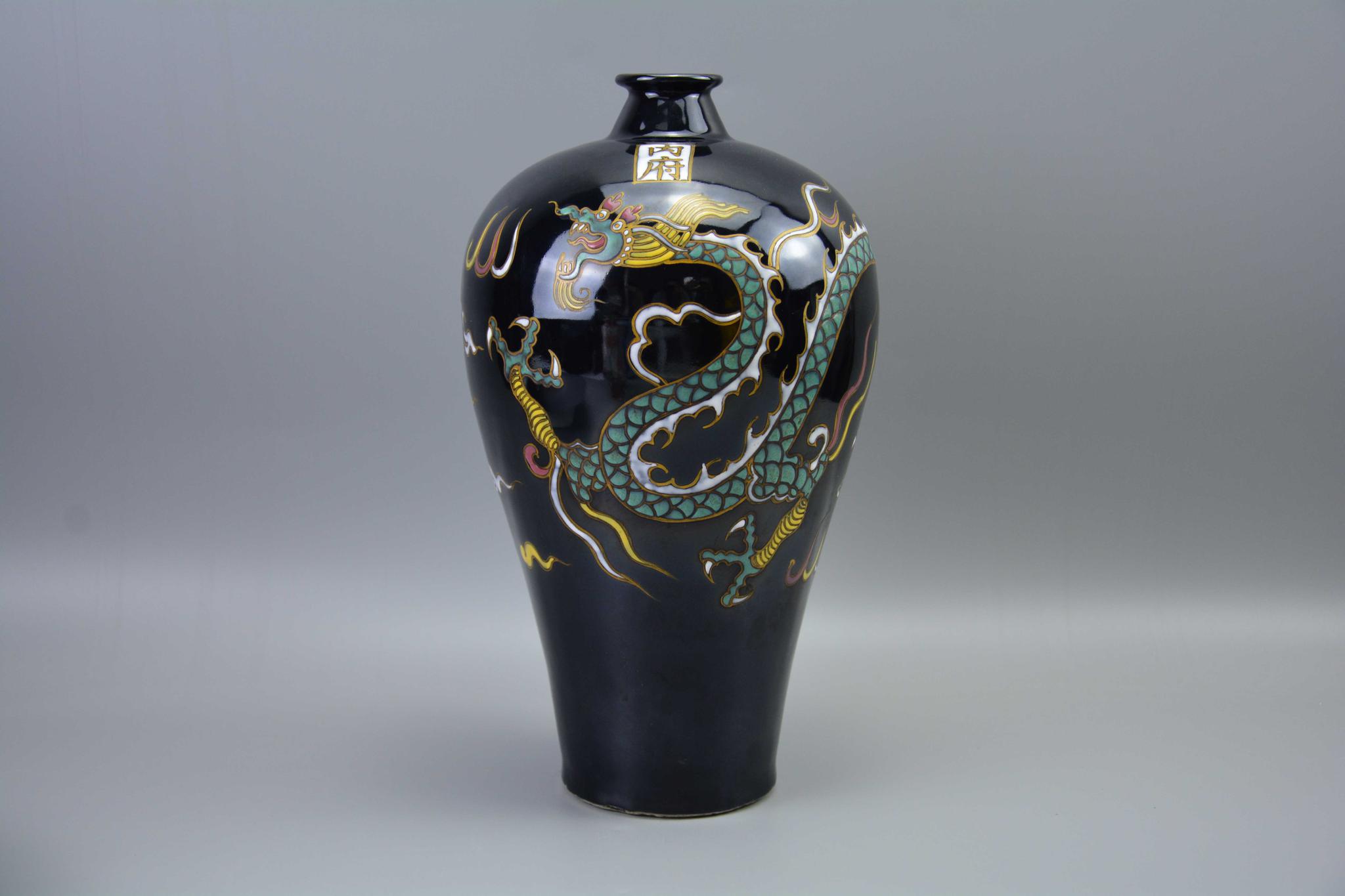 法华彩内府云龙纹梅瓶蕴含中国文化精深奇妙的内