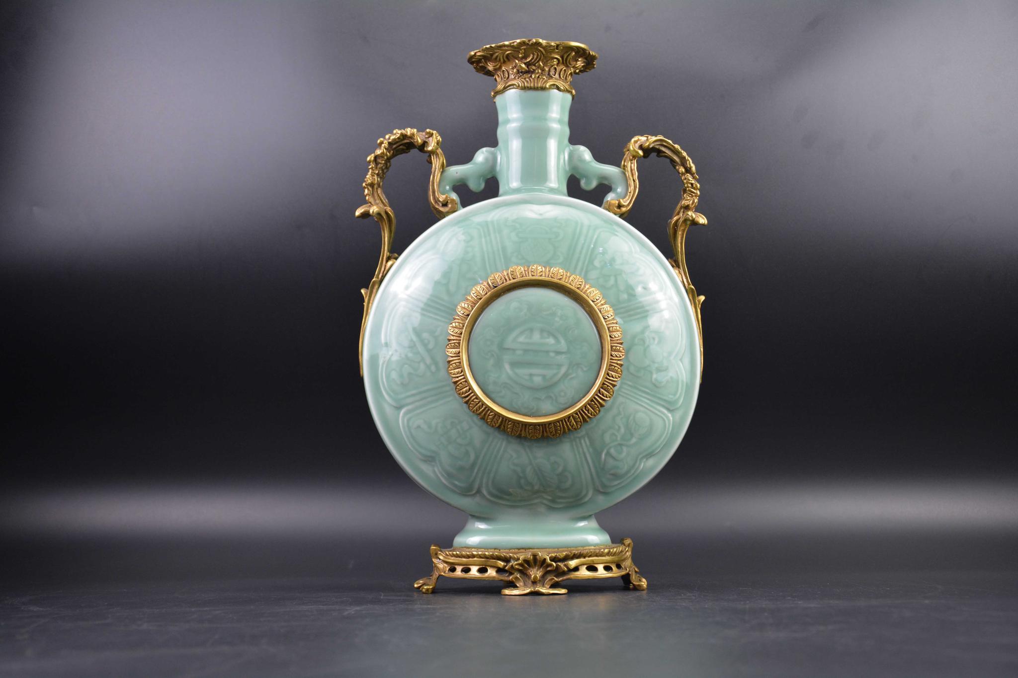 精品龙泉窑宝月瓶器型高贵 青瓷工艺的历史高峰