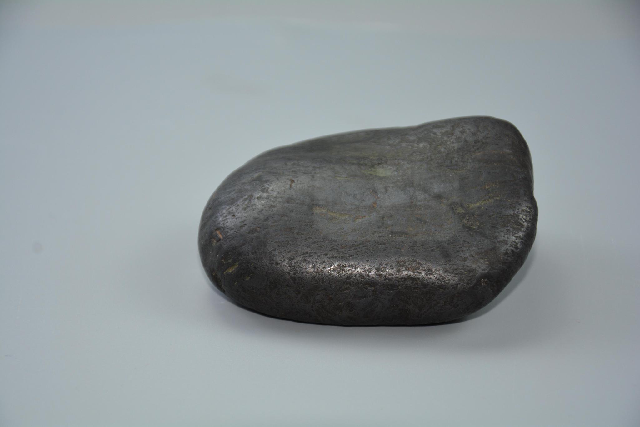 罕见黑陨石石铁陨石是科研研究最珍贵的材料