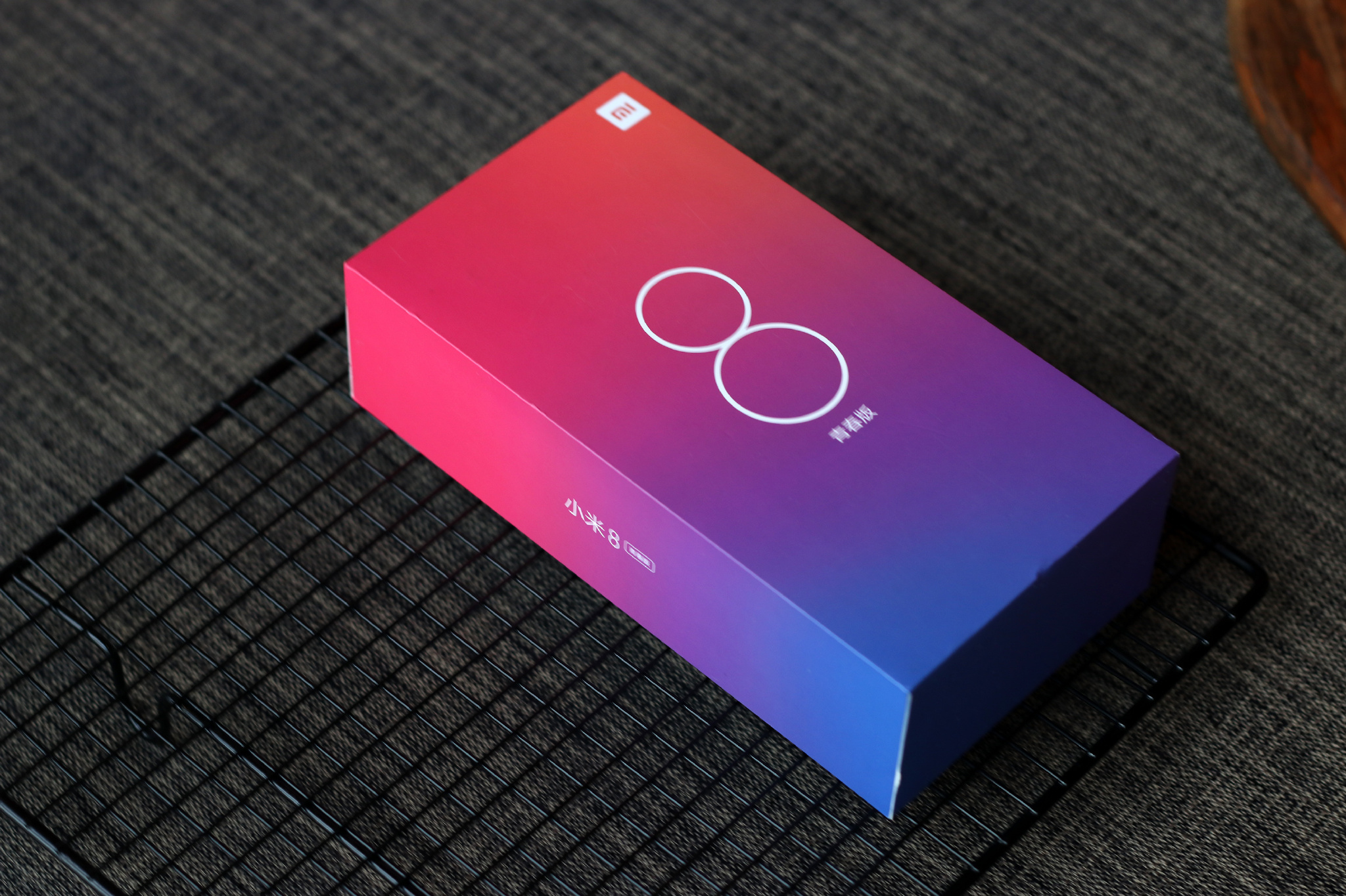 小米8青春版体验:潮流轻旗舰,镜面渐变超美!