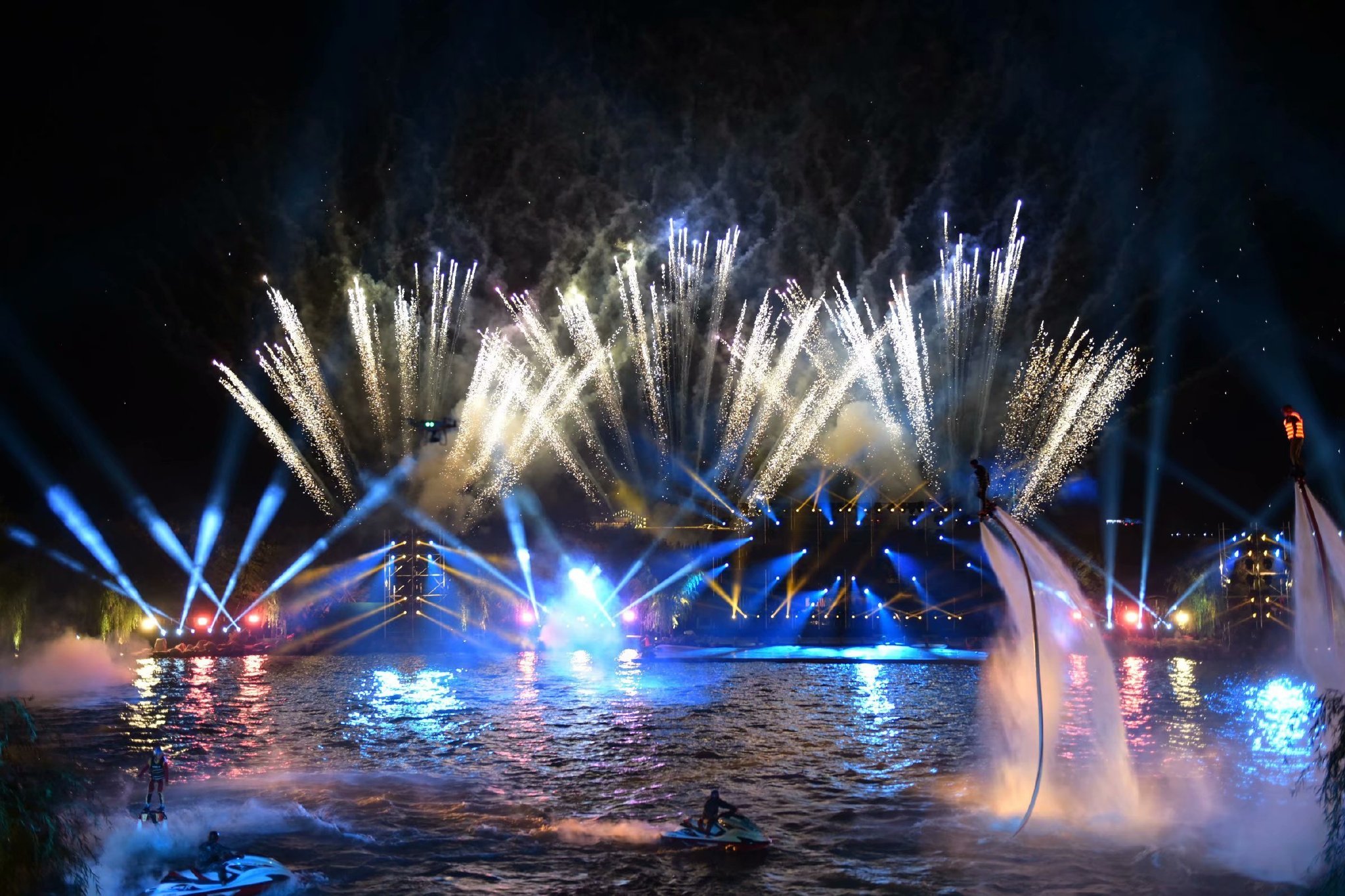 看水上火舞表演 水城三国小镇游人如织