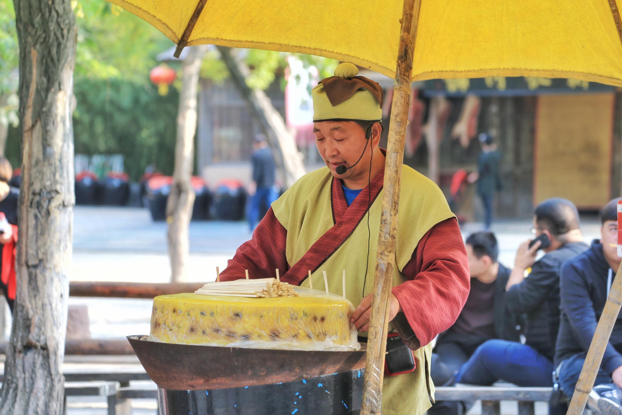 赌坊,当铺,酒铺,书场等实景建筑,而街上的官差,衙役,镖师,媒婆,挑货郎