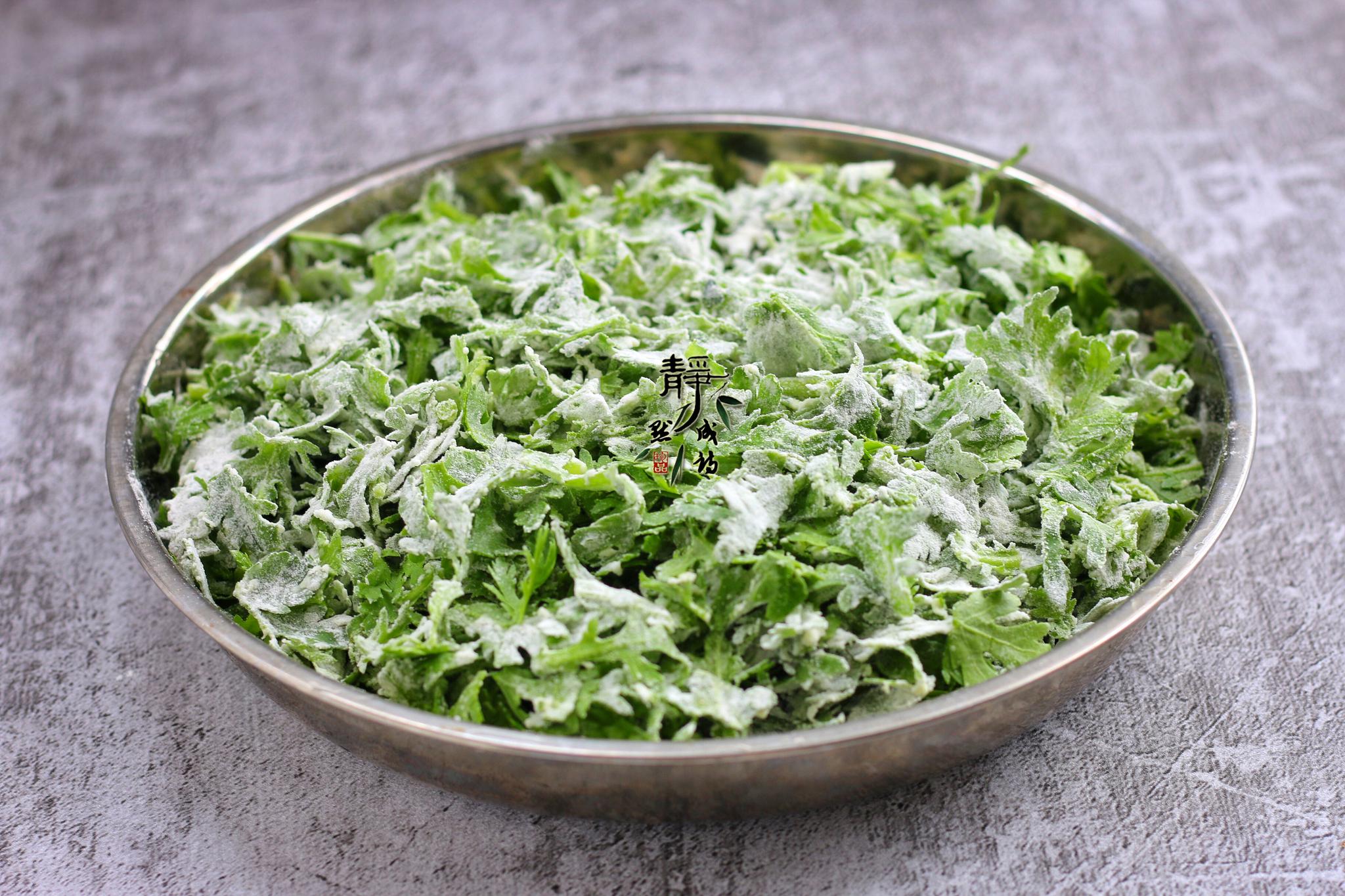 用筷子把茼蒿与面粉充沛搅拌均匀,让每一一个茼蒿段儿都均匀地沾一层