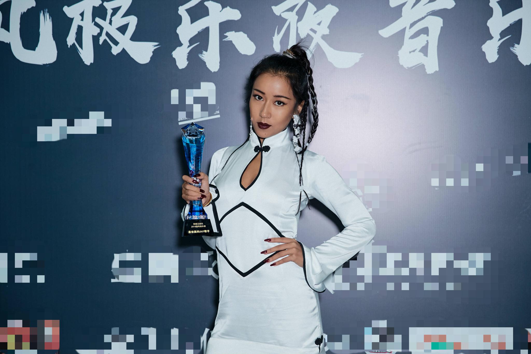 吉克隽逸白色旗袍现身 喜获最佳国风ost歌手奖