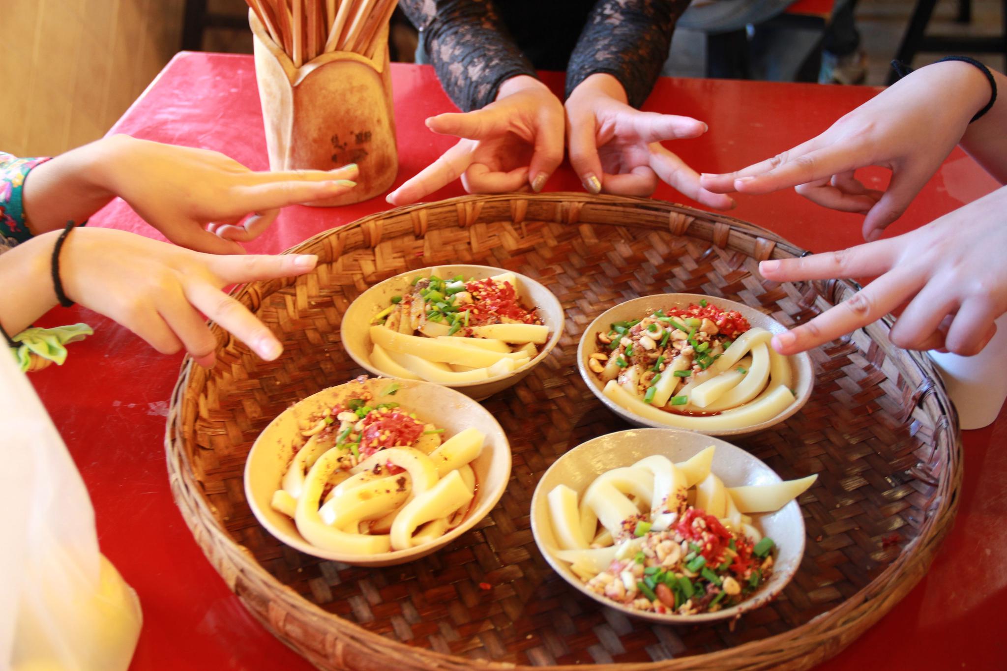 在成都有两种说法,一为居住在洛带镇的当年湖广填四川来的广东客家人