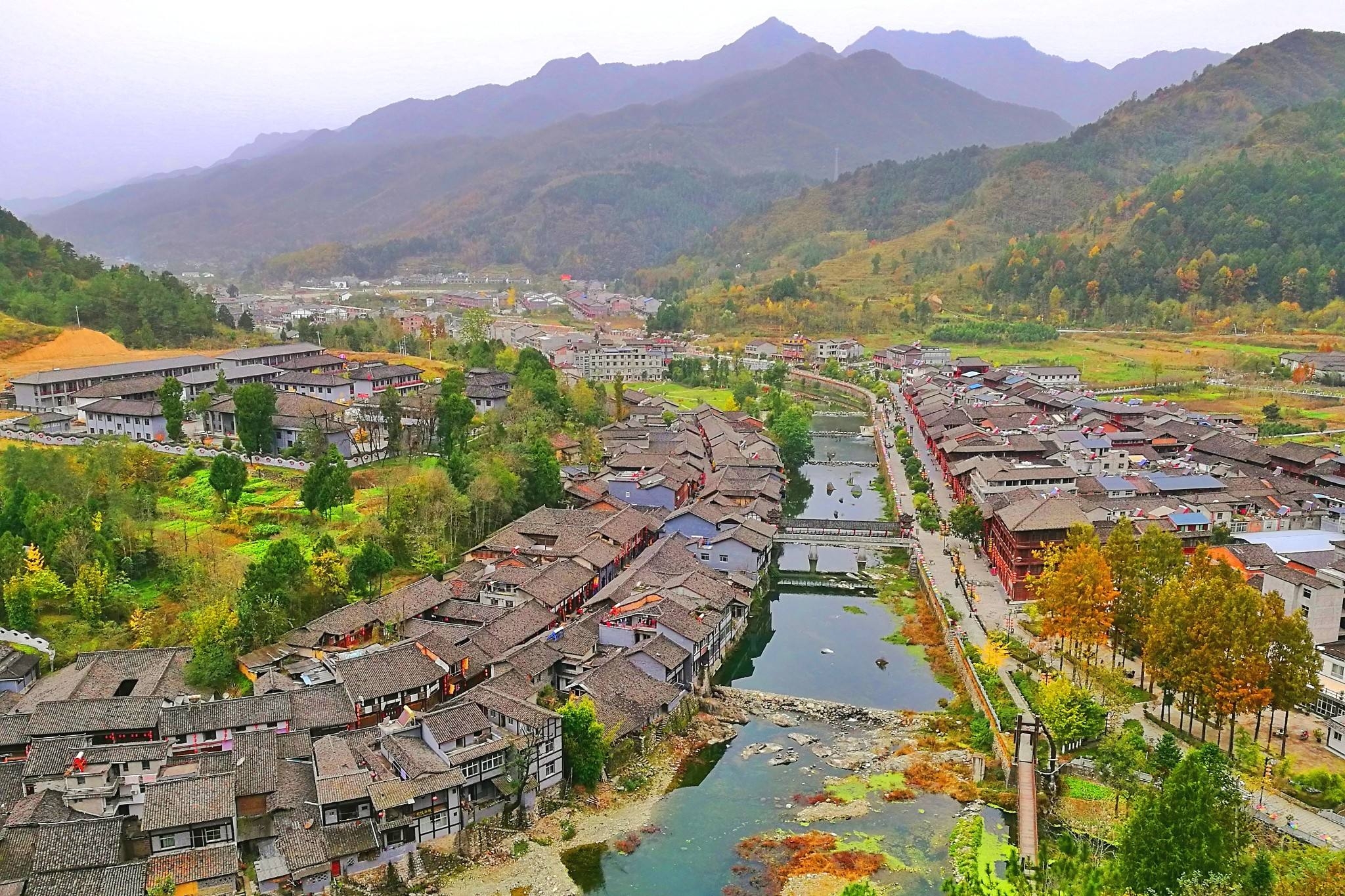 三省交界有座繁华古镇,和一位传奇人物有关,是《一代枭雄》原型