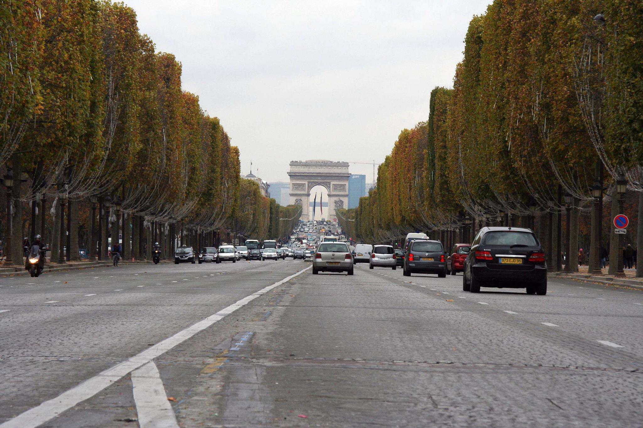 条大街可不是全球最宽的大街,在阿根廷有一条大街名叫"七月九日大道"