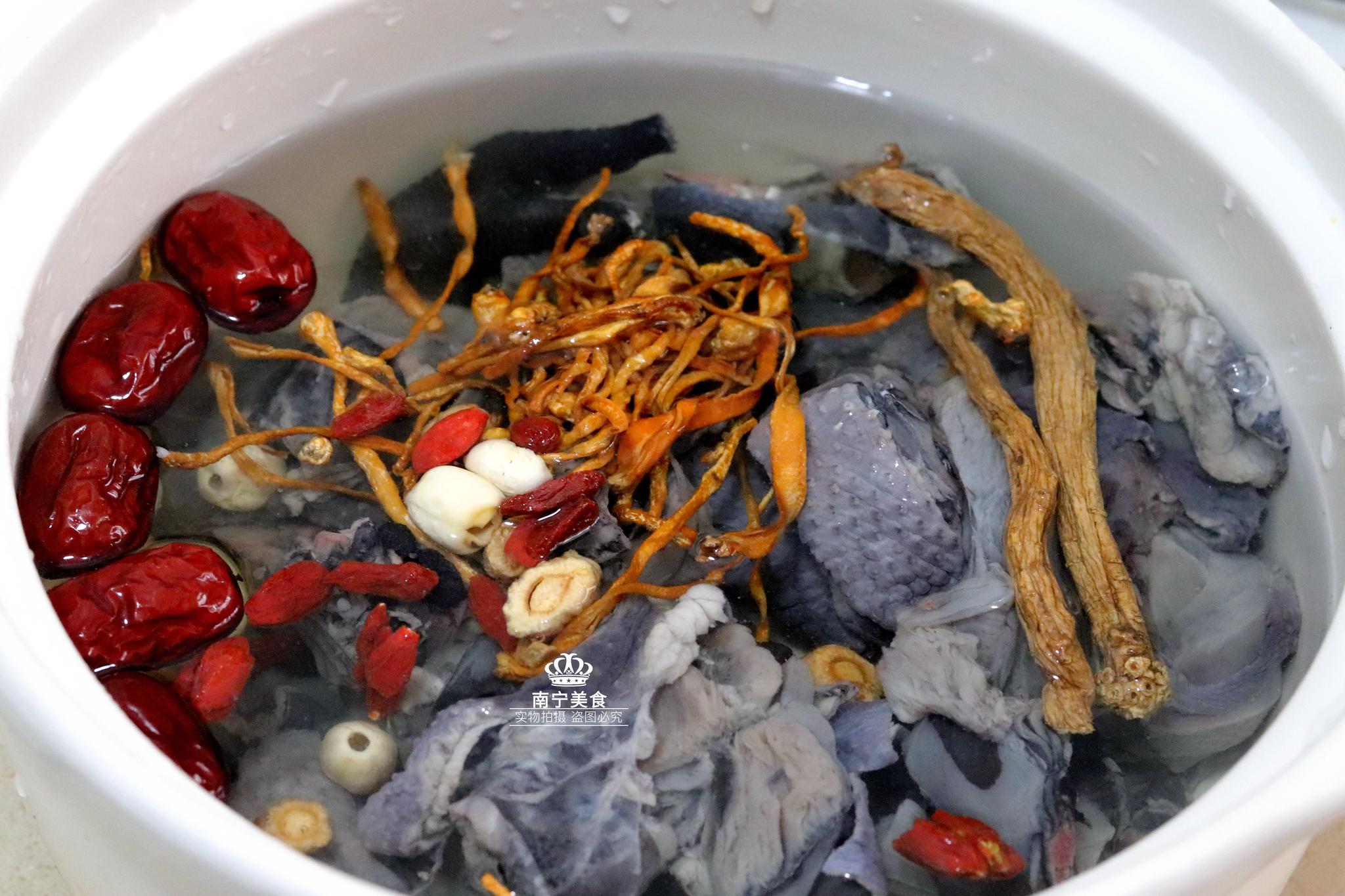 女人冬天要多喝这碗乌鸡汤,补气血,滋阴补肾,美容养颜,要常喝