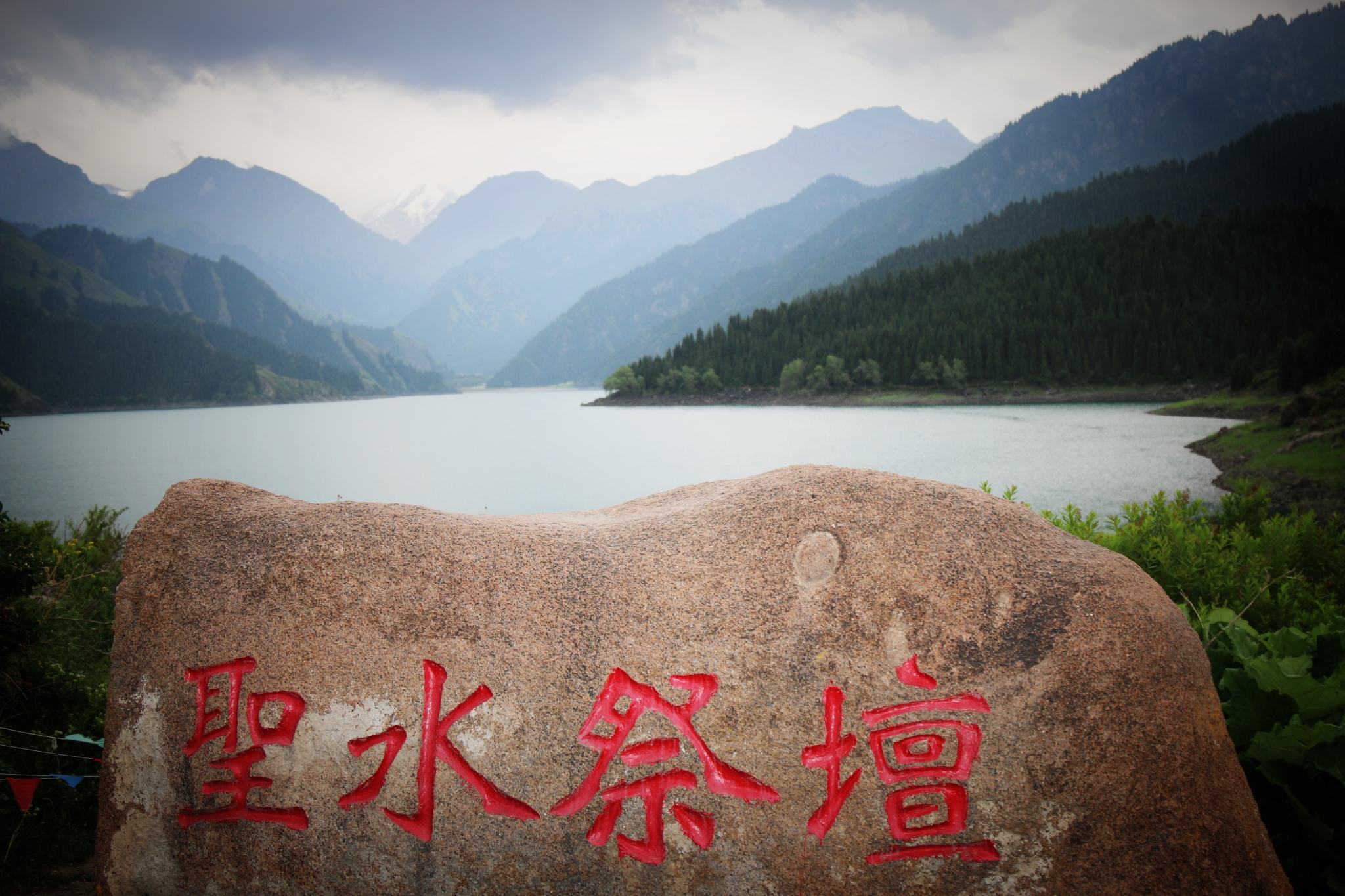 中国最高冷湖泊天山天池,传说是西王母的瑶池,成为世界遗产