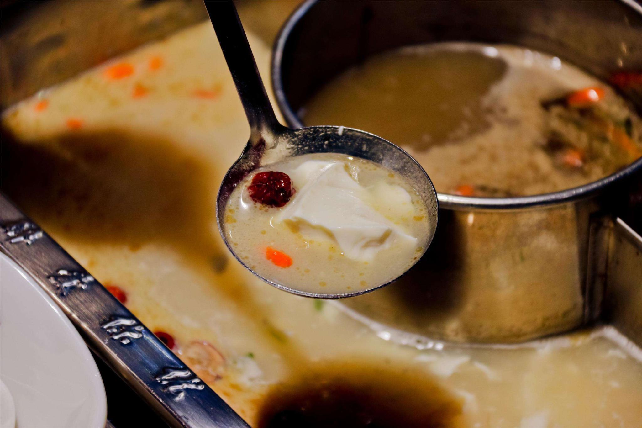 火锅店里的白色大骨汤又香又好喝,背后却不止这么简单,都被骗了