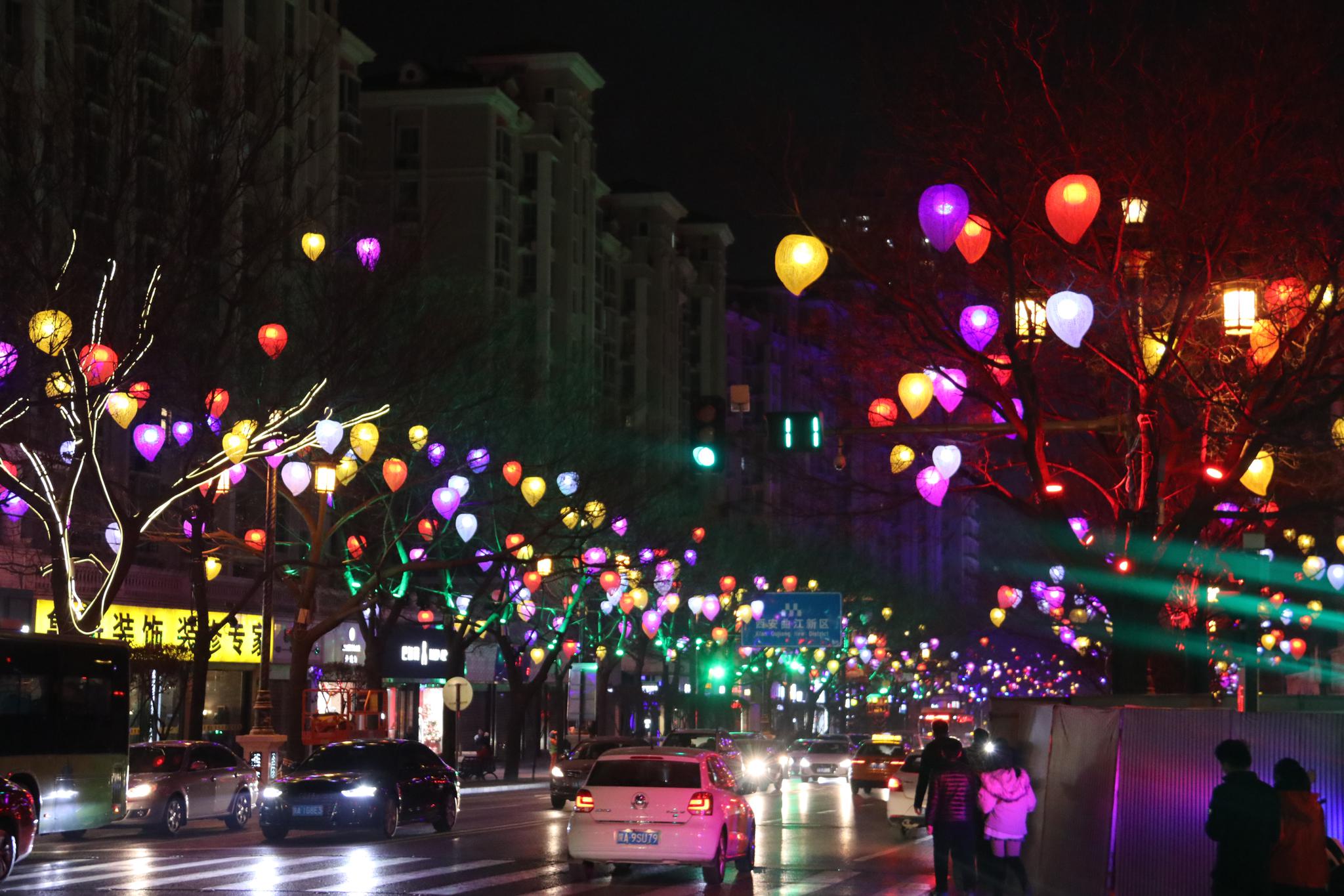 雷行记西安大雁塔灯火辉煌游客喜欢司机却被红绿灯照花了眼