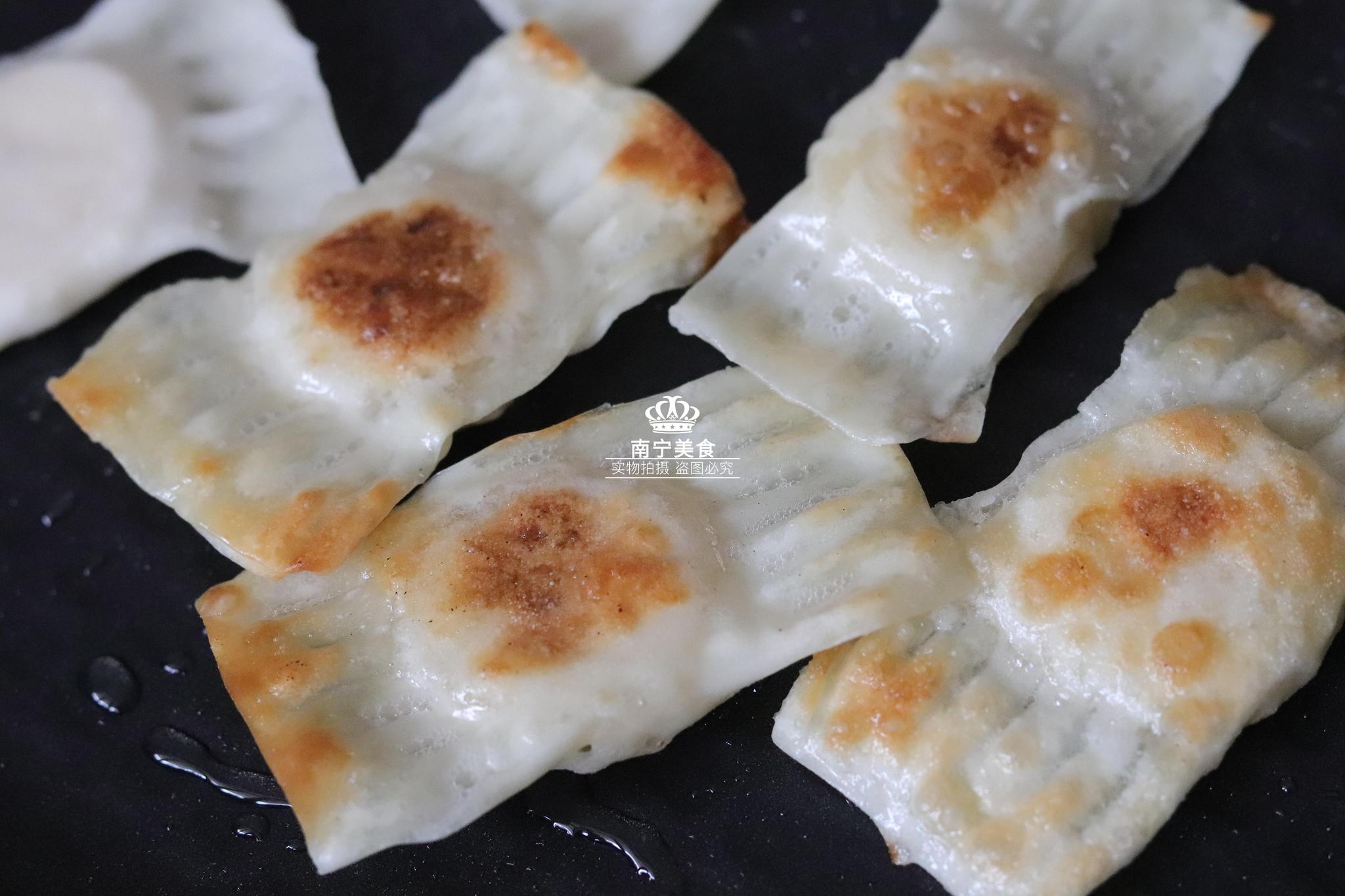 一根香蕉,一打馄饨皮,包一包,煎一煎,就可以做出一盘美味小吃