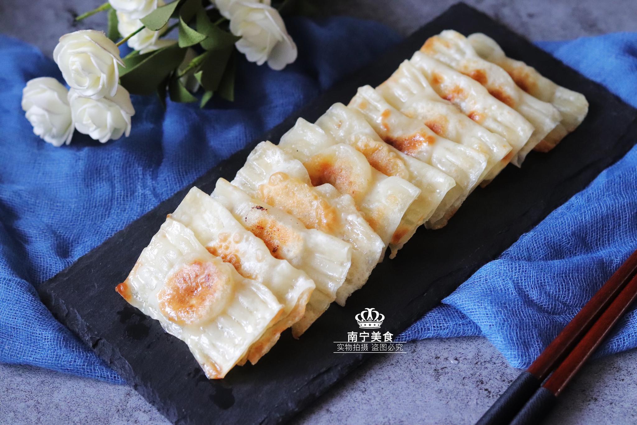 一根香蕉,一打馄饨皮,包一包,煎一煎,就可以做出一盘美味小吃