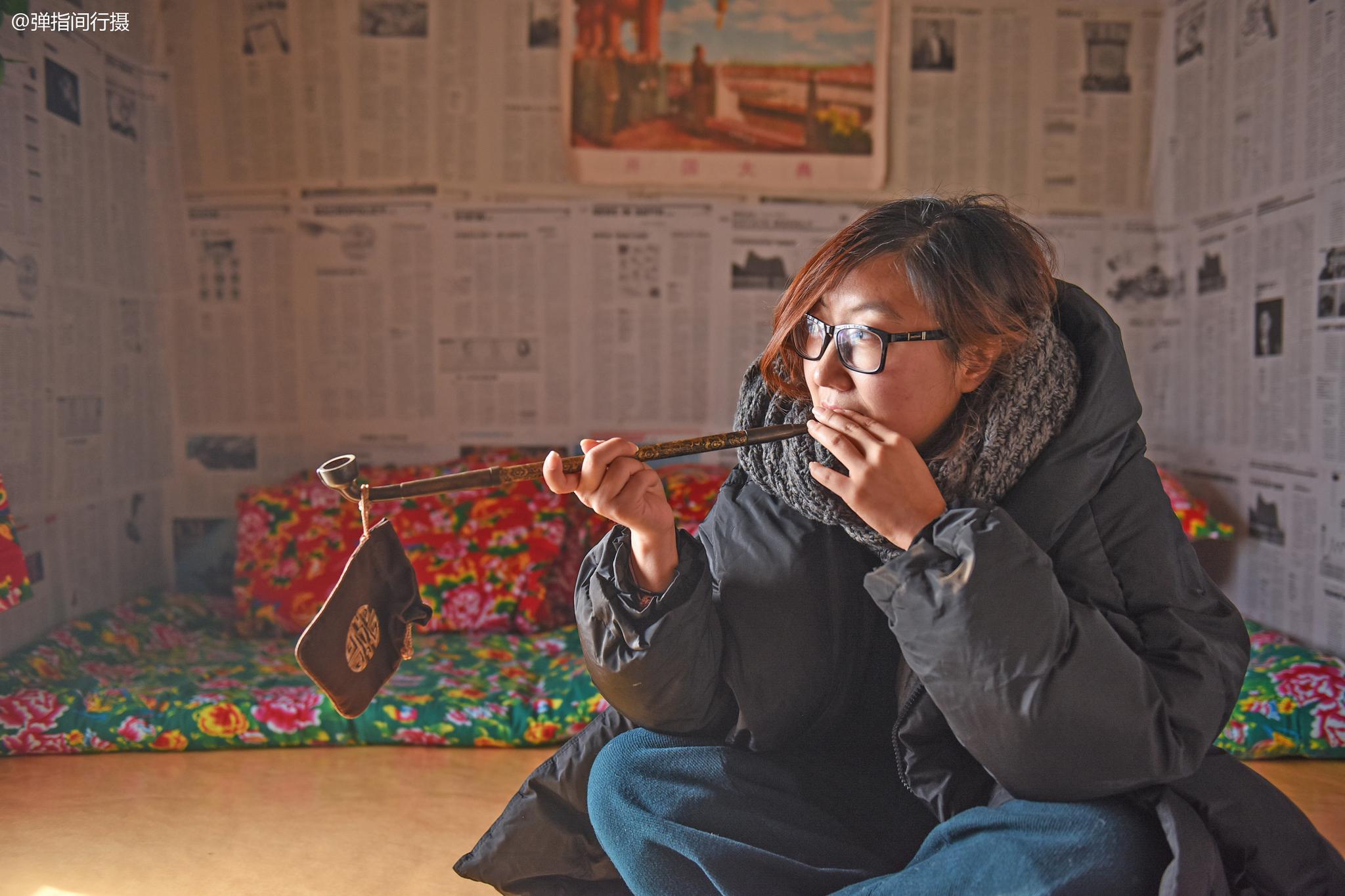 东北八大怪之"姑娘叼旱烟袋",解释众说纷纭,南方游客一脸懵圈