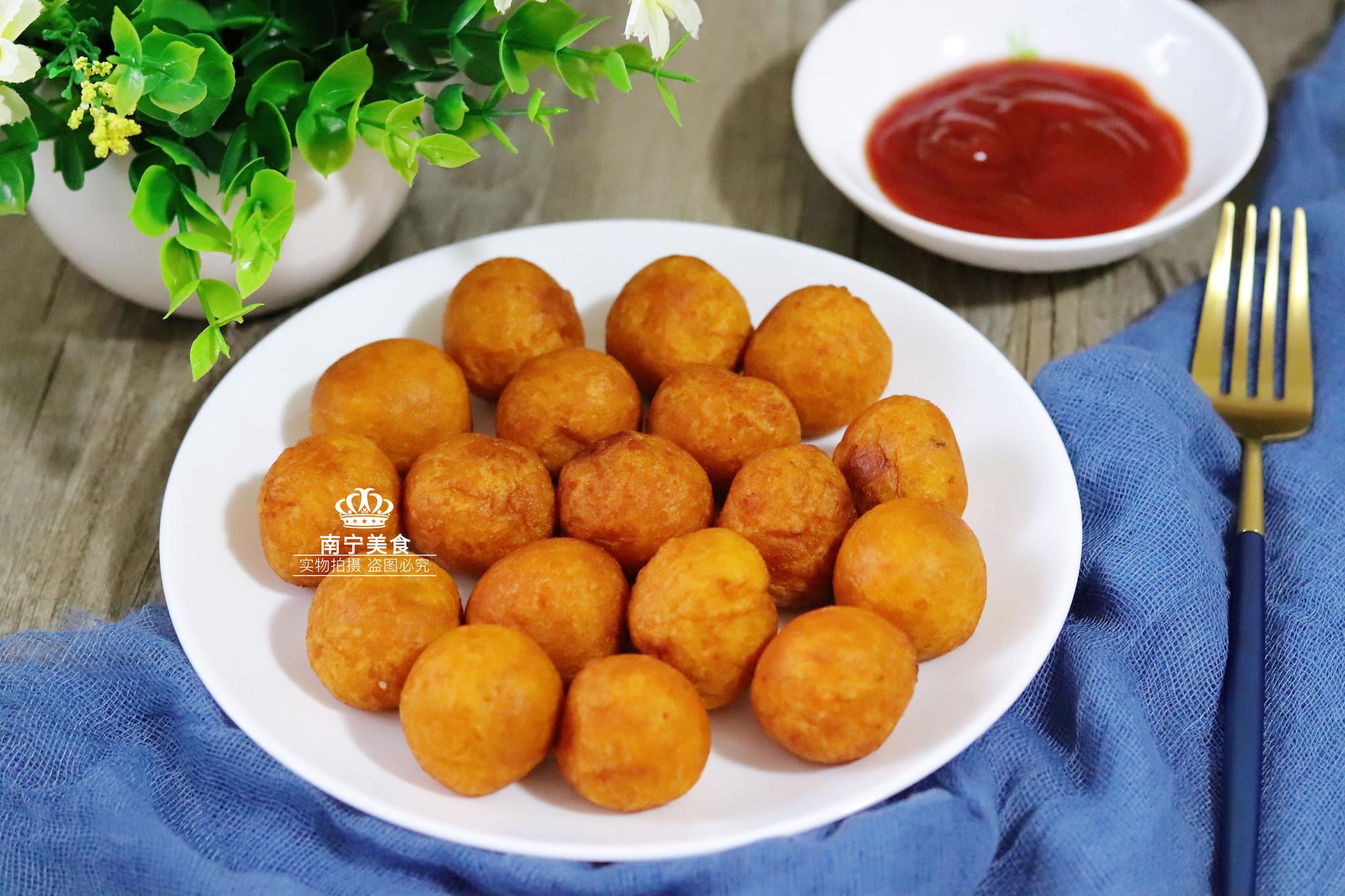 红薯和面粉揉成小圆球,炸一炸,外酥里糯,出锅就连着吃了五六个