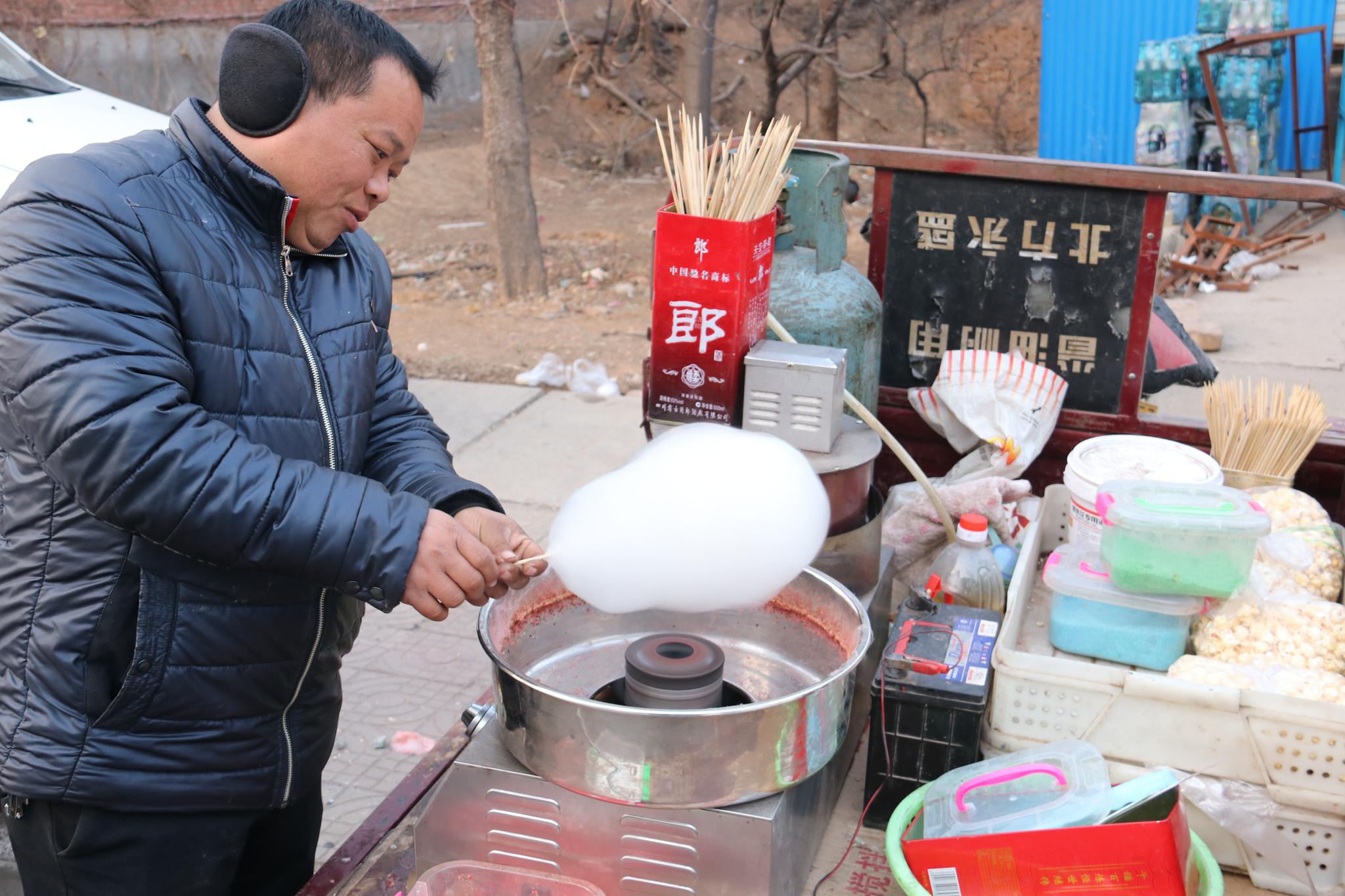 雷行记:春节前的农村集市上热闹非凡,小伙的棉花糖才卖两块钱!