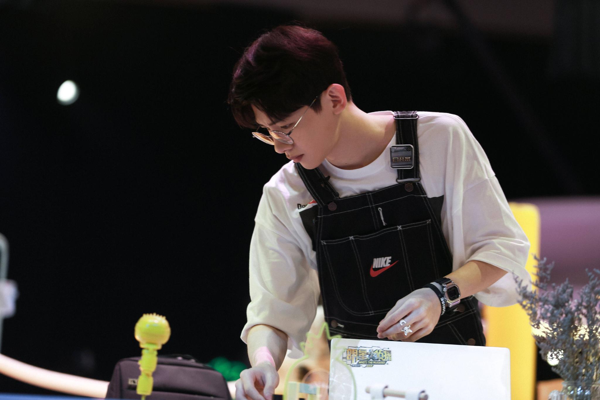 尬界泥石流白敬亭被问是不是佛系少年回答分分钟逼疯记者