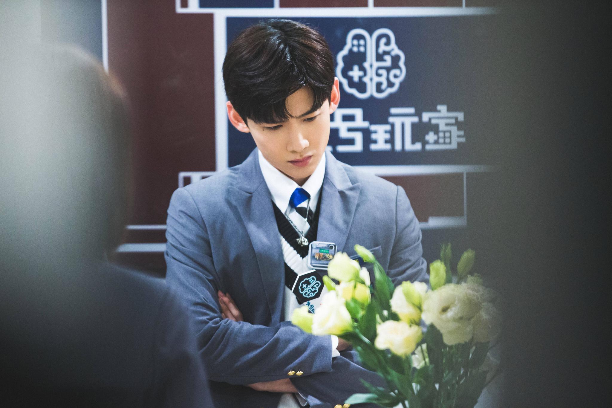 尬界泥石流白敬亭被问是不是佛系少年回答分分钟逼疯记者