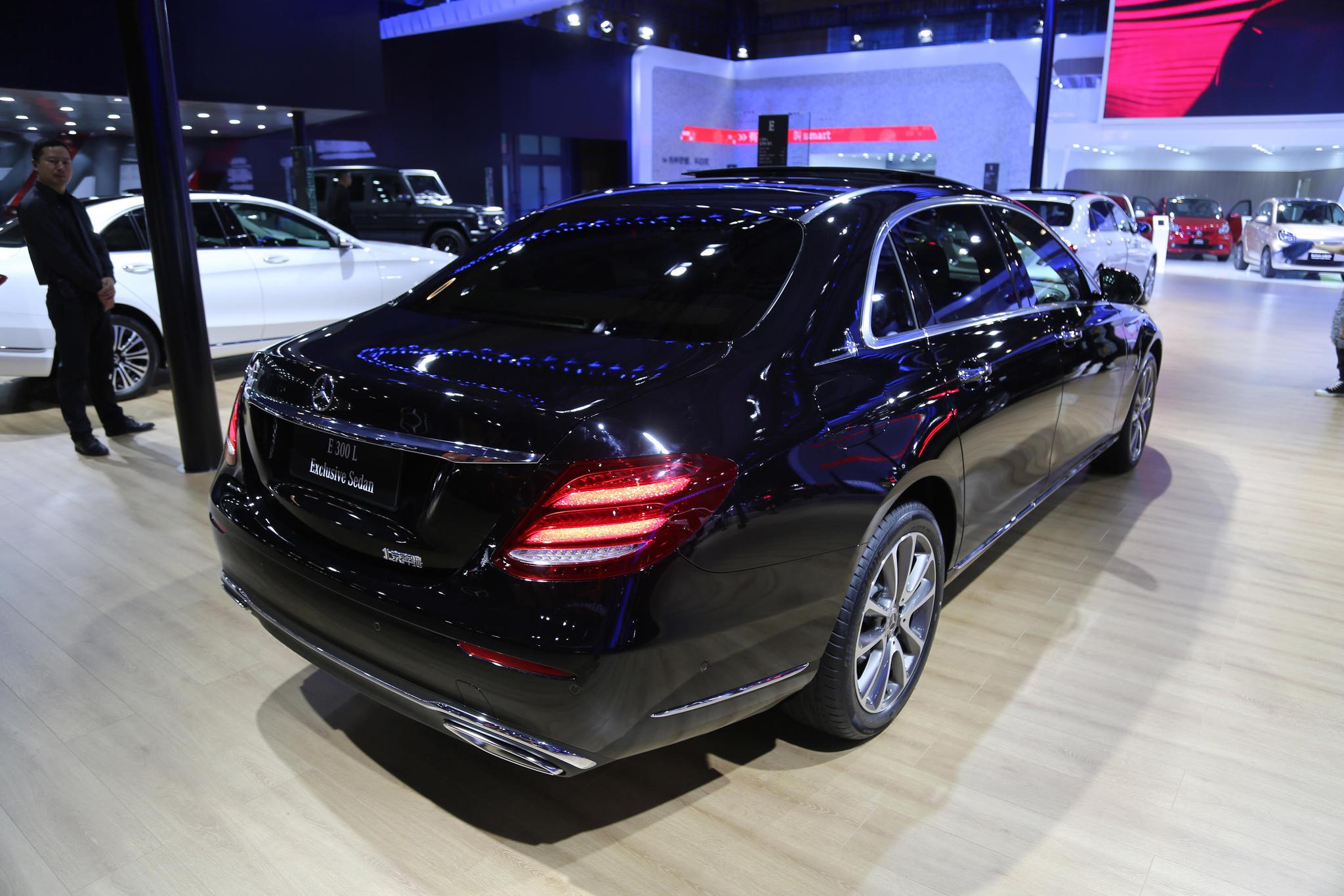 奔驰e300 l 长轴距轿车,45万级别精英座驾,车展实拍!