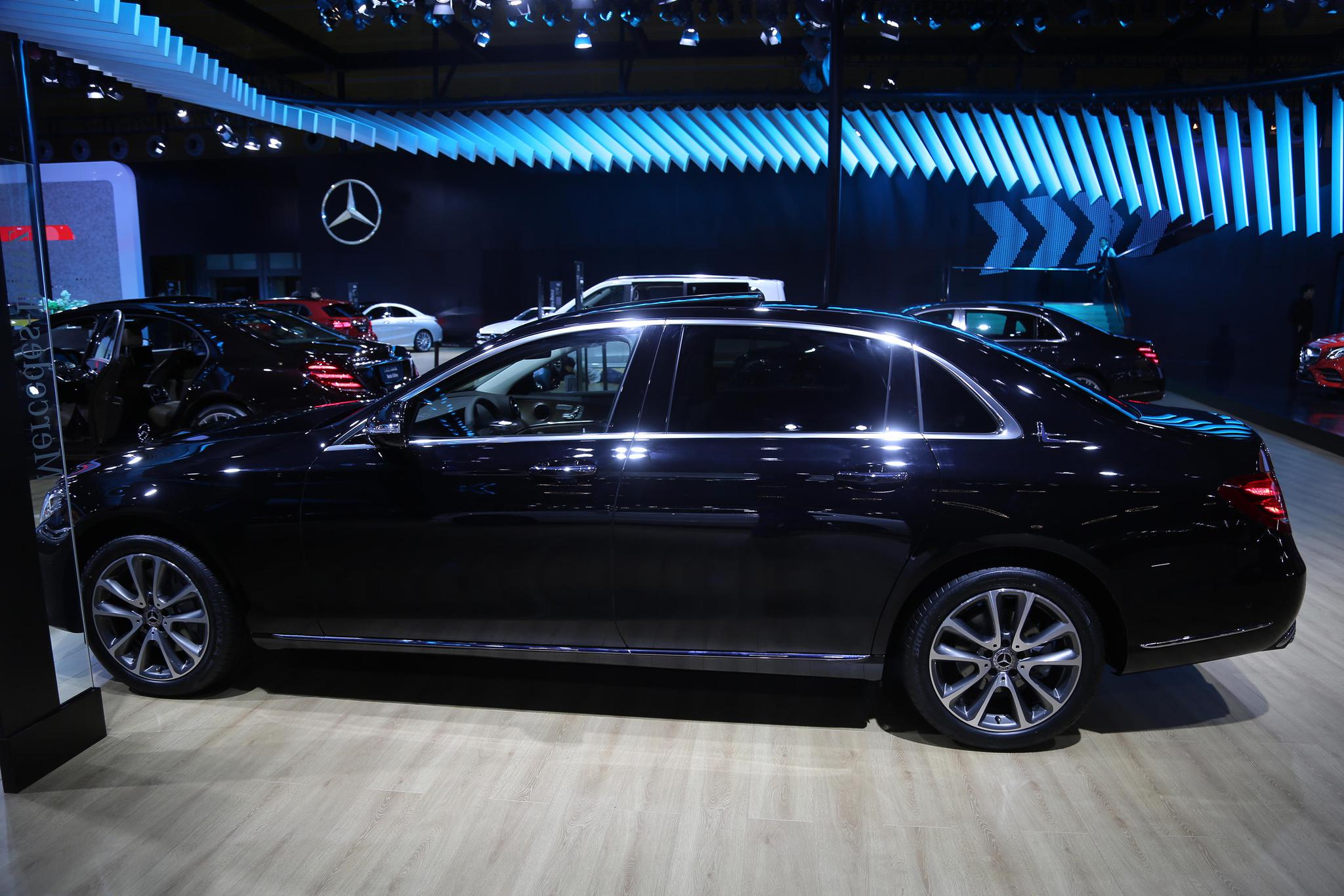 奔驰e300 l 长轴距轿车,45万级别精英座驾,车展实拍!