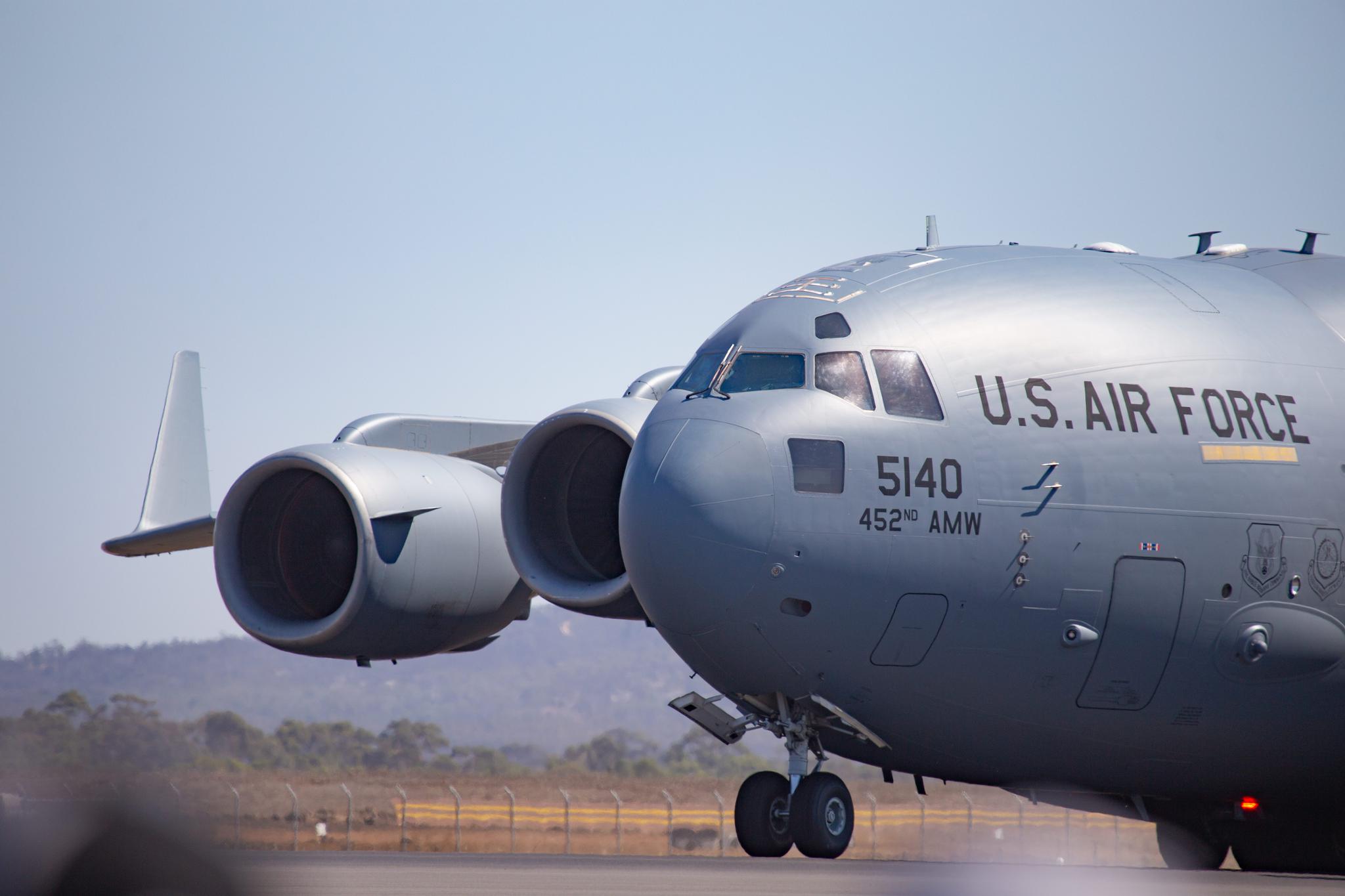 直击澳大利亚航展c17运输机卷入飞鸟发动机瞬间起火