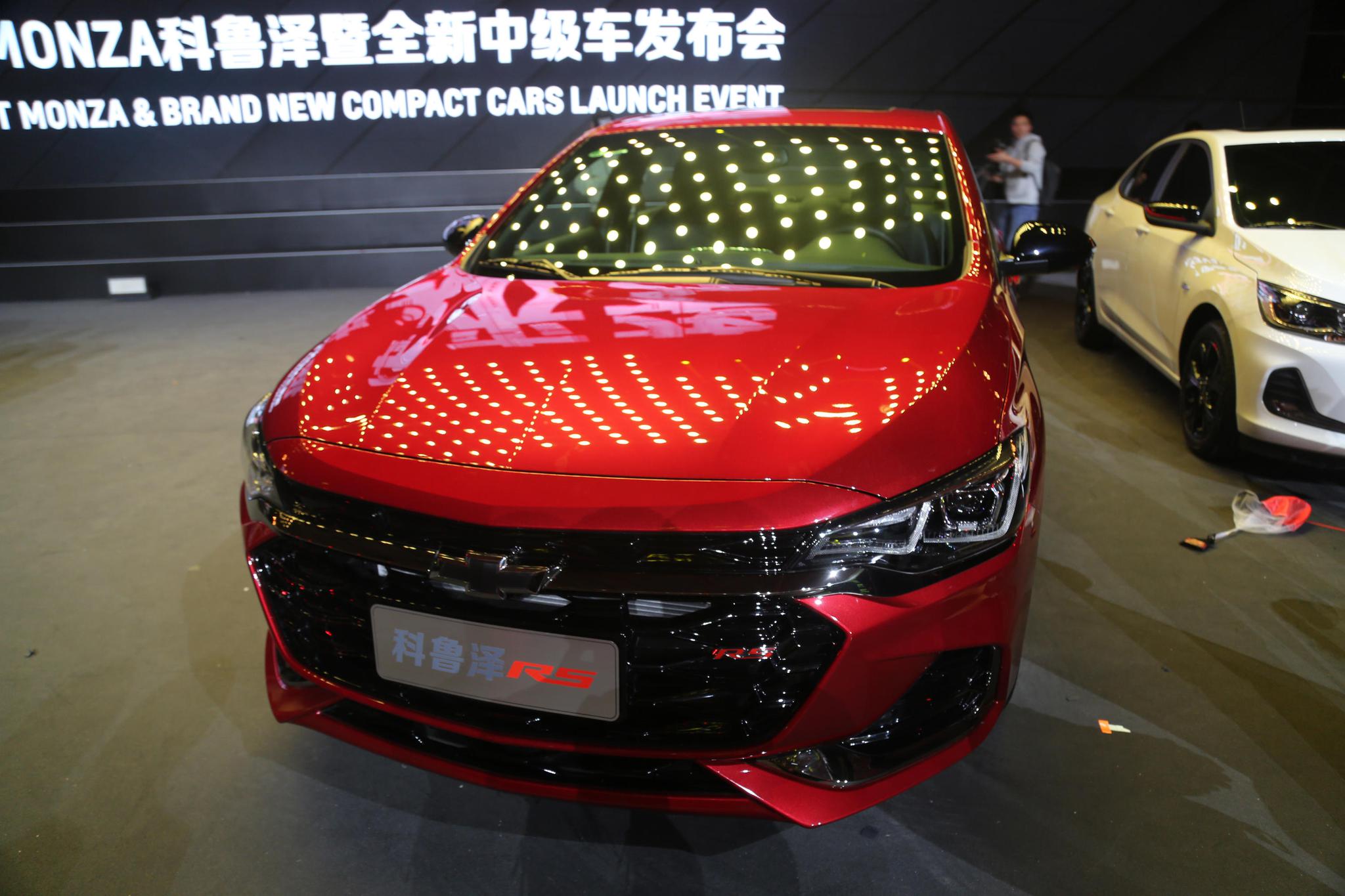 雪佛兰科鲁泽monza10万级别时尚运动座驾武汉上市实拍