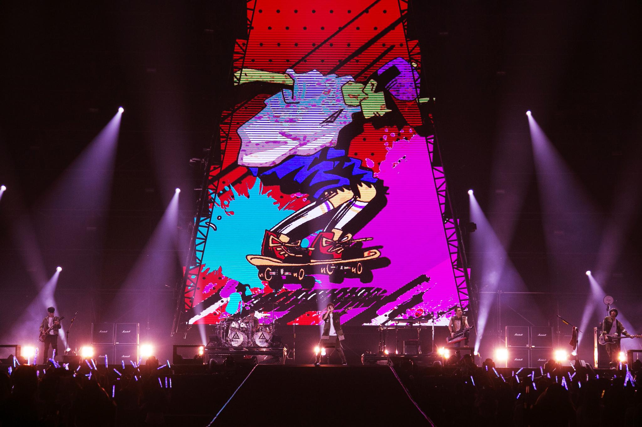 八三夭《一事无成的伟大》高雄演唱会嗨唱 周汤豪助阵