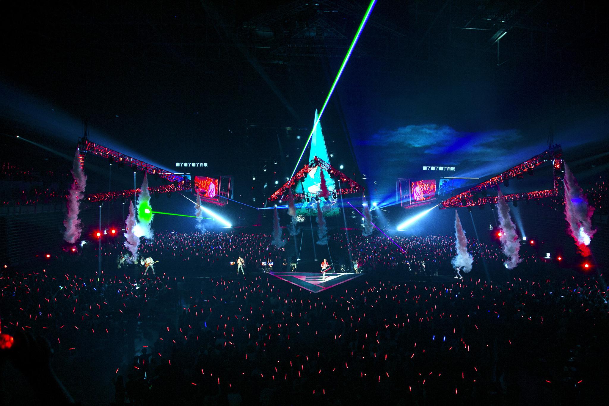 八三夭《一事无成的伟大》高雄演唱会嗨唱 周汤豪助阵