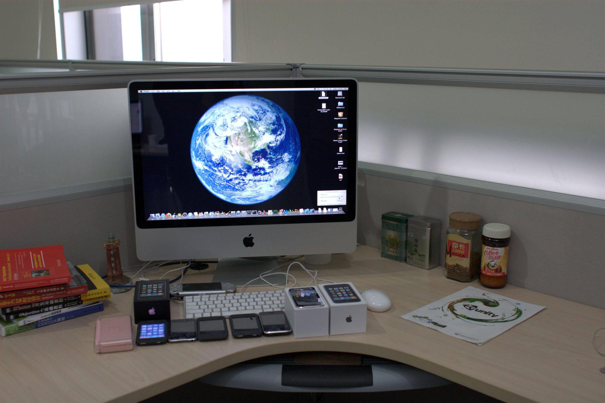 女码农晒自己工位:两个屏幕看着舒服,一个看代码,一个看页面!