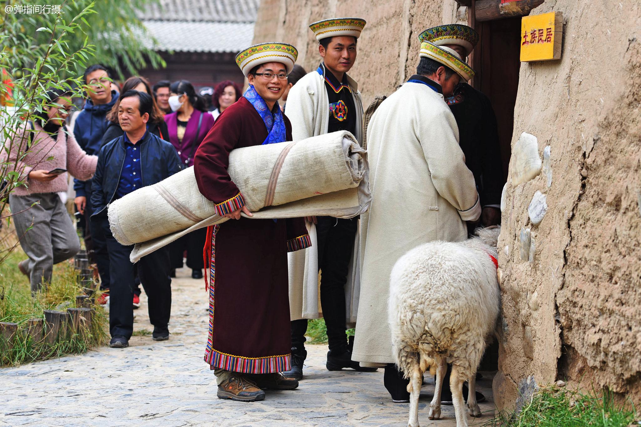 青海土族的独特婚俗,新娘哭嫁诉恩情,丈母娘却扔掉女儿旧衣物