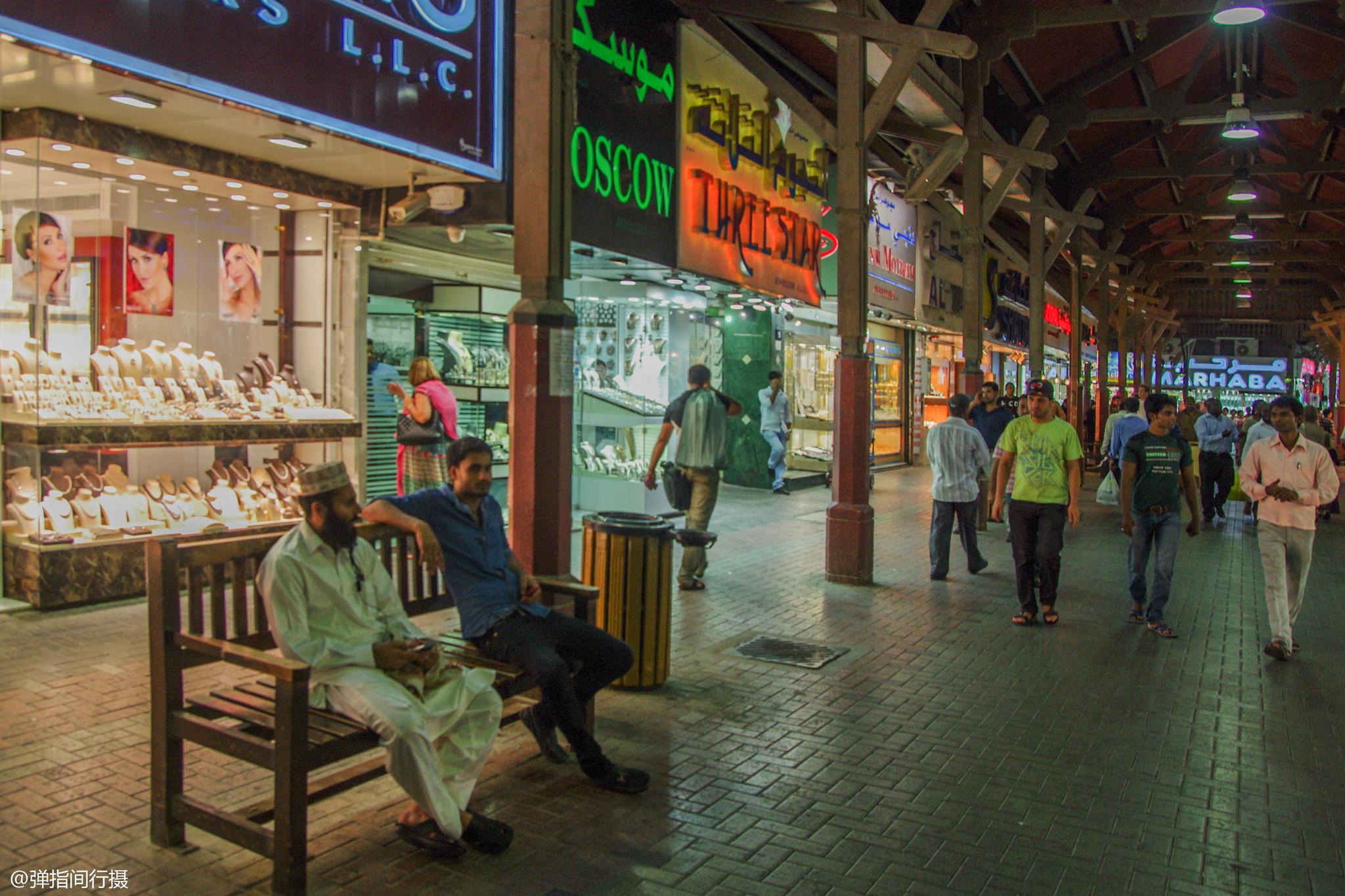 迪拜人多有钱在当地黄金菜市场他们像买菜一样买黄金