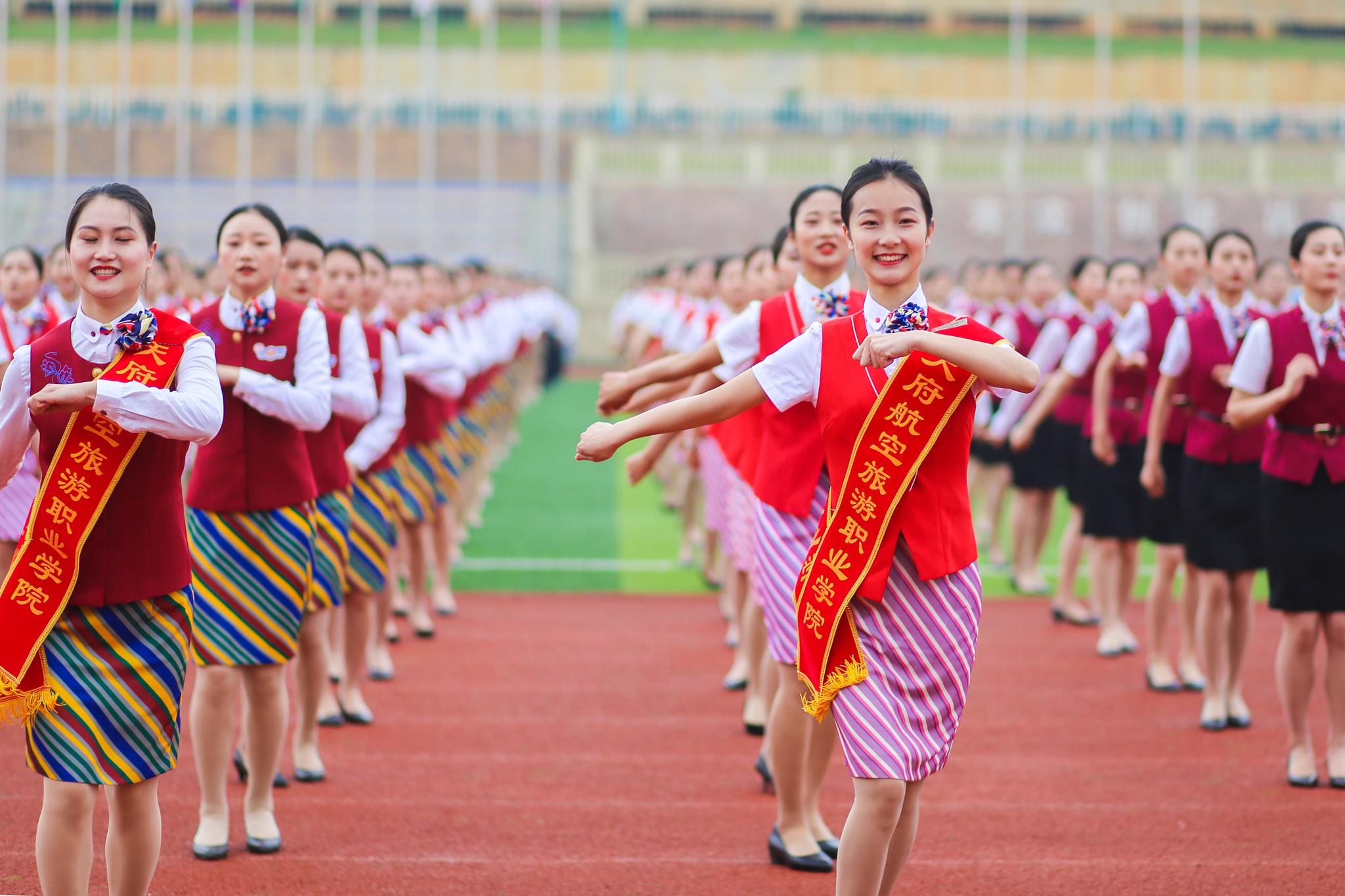 和着激昂的音乐节拍,天府新区航空旅游职业学院万名空乘专业学生在