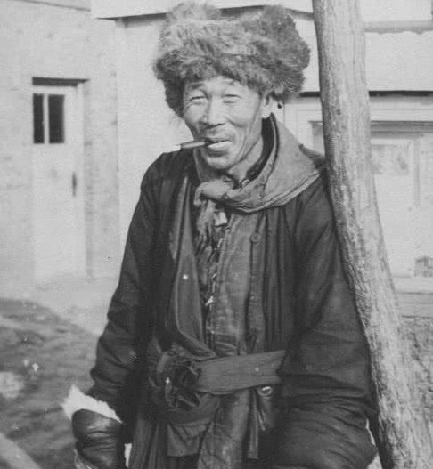 老照片:100年前男人穿衣打扮居然这个样!不敢信!