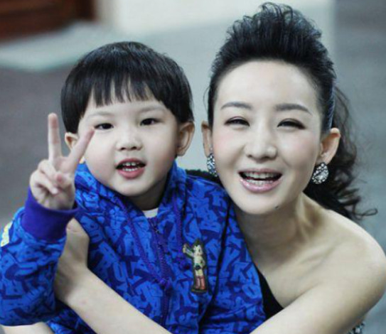 后为娶三婚女星抛妻弃子,如今儿子和他不亲|买红妹|潘蔚|孙楠_新浪网