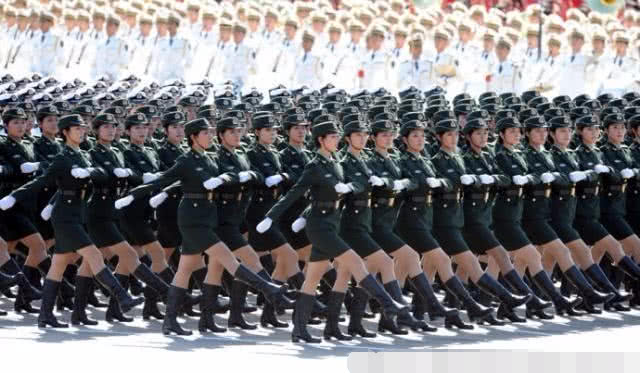 中国女兵在阅兵典礼上为何必须穿丝袜女兵偷偷告诉你真相
