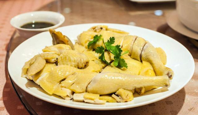 美食大厨教你:"白切鸡"的家常做法,肉质嫩滑,口感鲜红味美