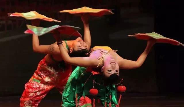 二人转演员表演裤裆点鞭炮,反遭罚款500元,网友:活在裆下!