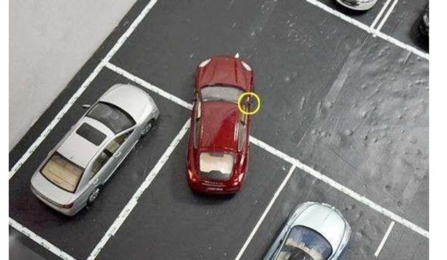 倒车入库,两边都有车,怎么能倒进去?-新浪汽车